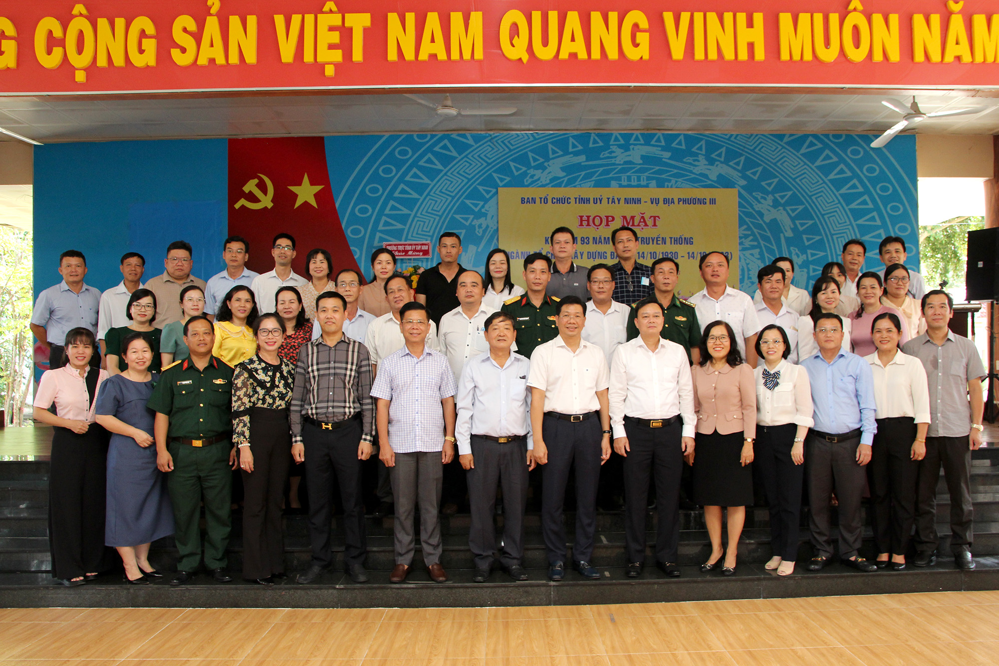 Đoàn chụp ảnh lưu niệm tại Căn cứ Ban An ninh Trung ương Cục miền Nam (Ảnh: H.Hào).